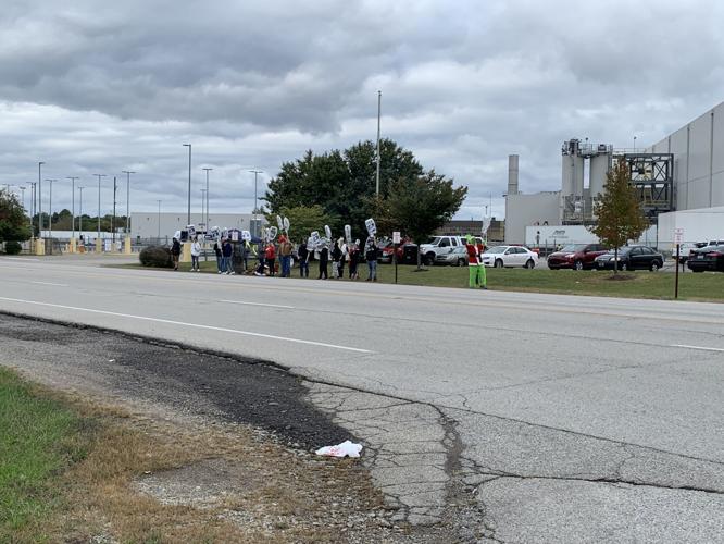 UAW picket 10-16-23.jpg