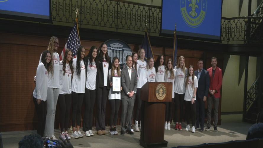 Mayor honors u of l volleyball