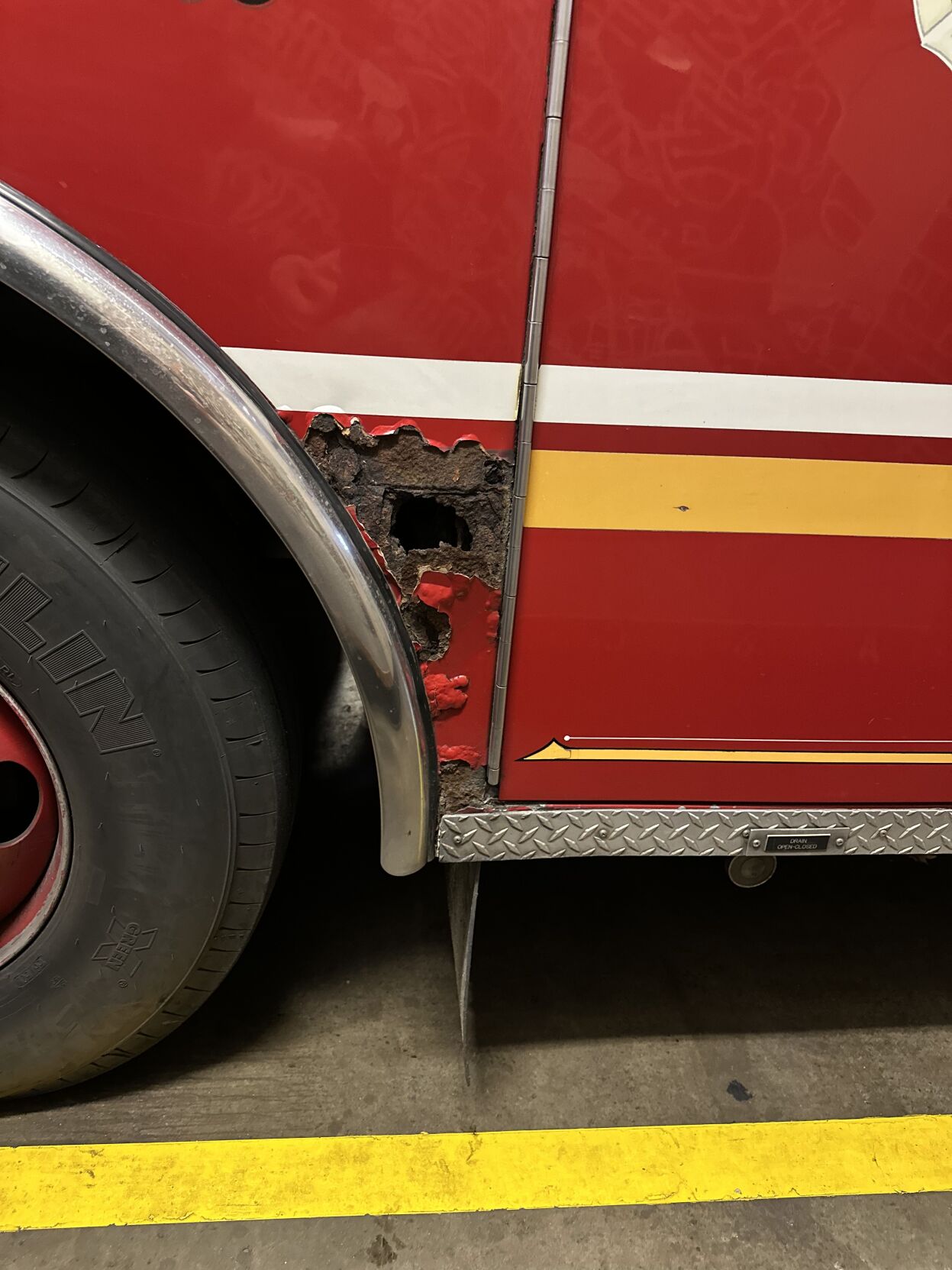 Louisville_Fire-4th_District_Engine_8_(2).jpg