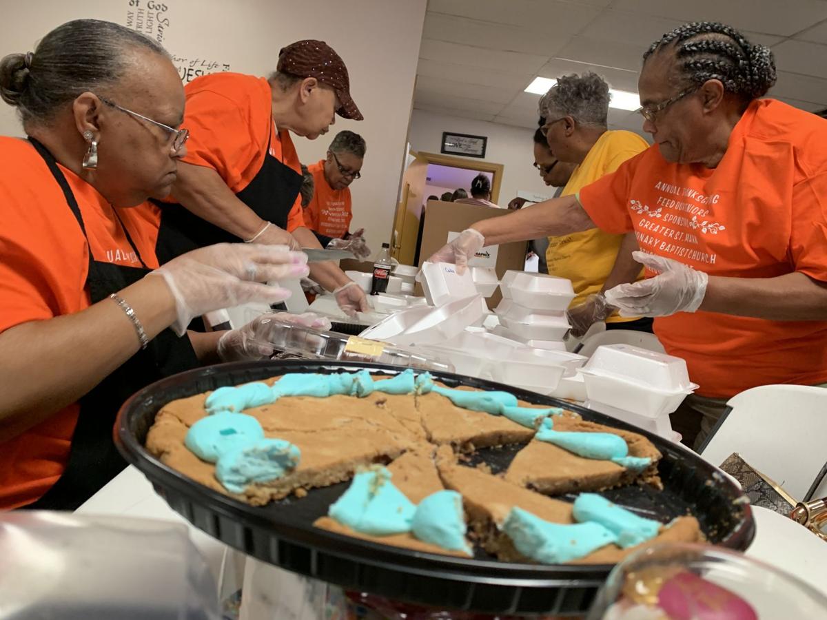 Lmpd Officers Volunteers Deliver Thanksgiving Meals To Senior Citizens News Wdrb Com