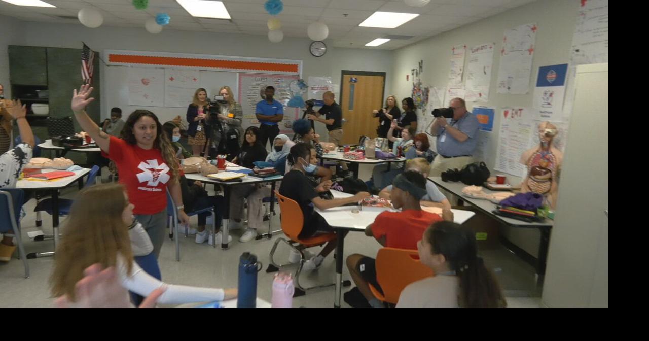 Ramsey Middle School students in CPR class