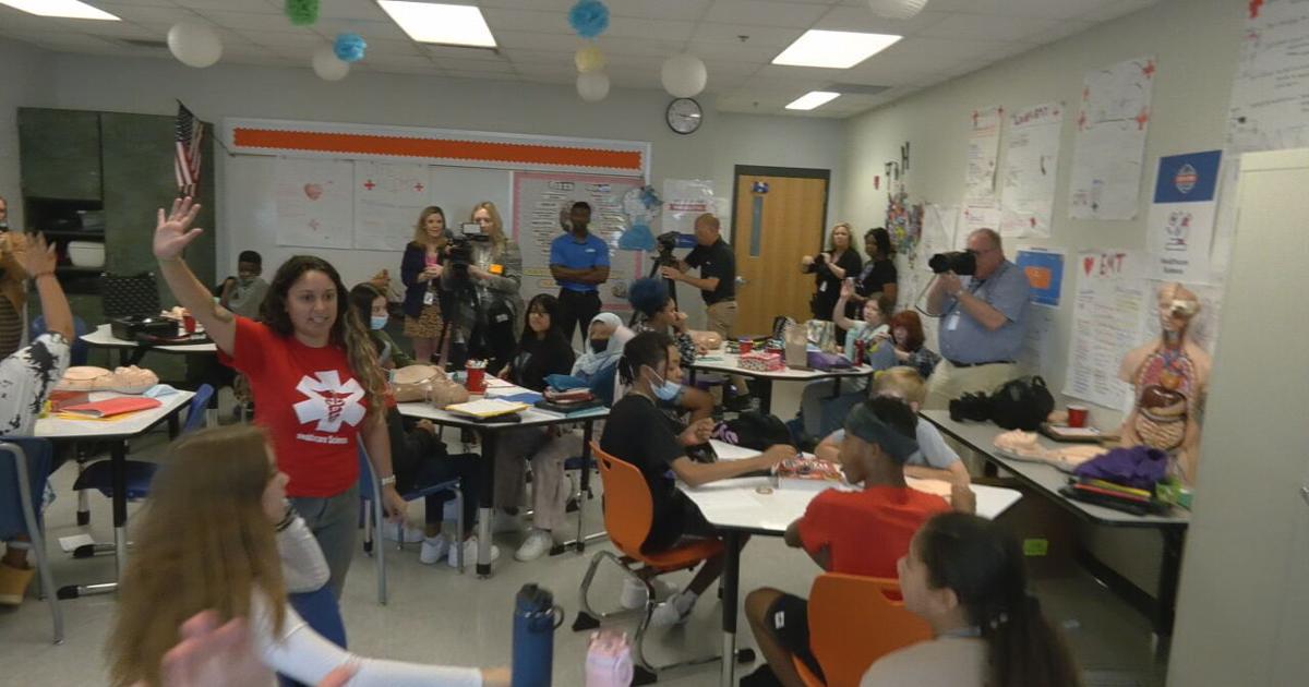 Ramsey Middle School students in CPR class