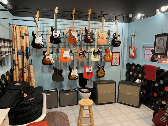 MAXWELL'S HOUSE OF MUSIC - JEFFERSONVILLE - GUITARS 2 - 6-9-2020 - KEITH KAISER  (7).jpeg