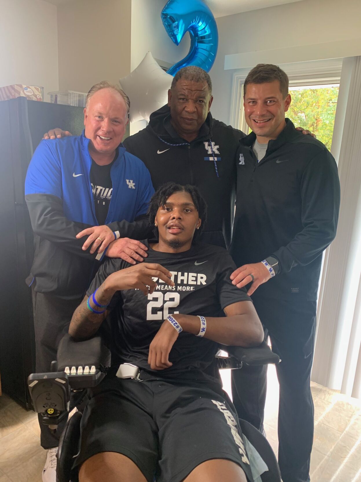 Mark Stoops, Kentucky coaches visit Chris Oats to deliver game ball