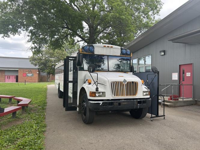 Photo of Waggener High School grocery bus.jpg