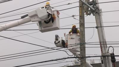 LG&E crews working on power line 4-6-23.jpeg