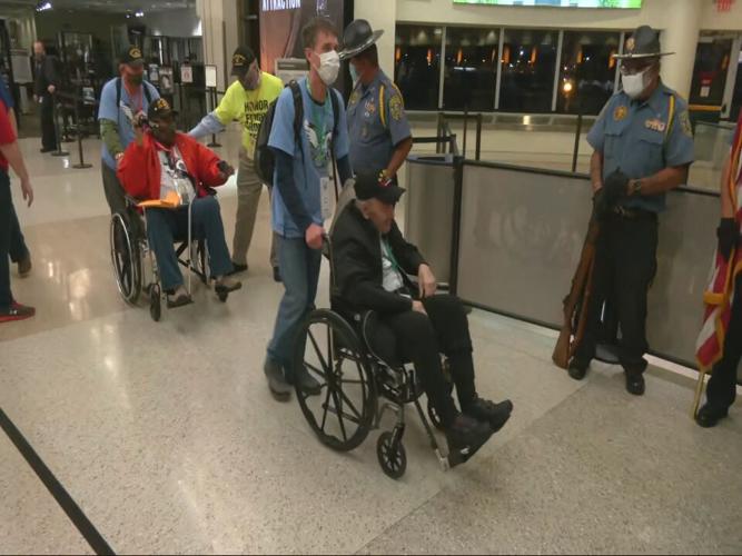 Honor Flight Bluegrass veterans return 10-20-21 (8).jpeg