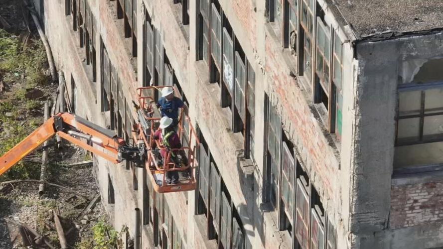 Crews work on vacant building at 15th and Broadway in Louisville's Russell neighborhood