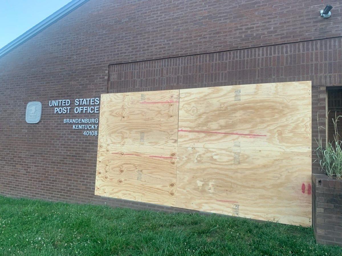 Hundreds gather in Brandenburg, Kentucky, to protect Confederate