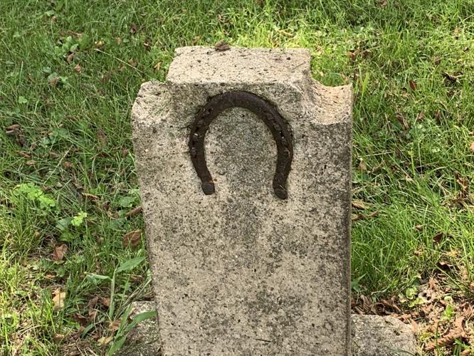Horseshoe tombstone.JPG