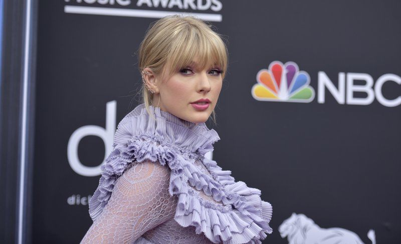 Taylor Swift arrives at the Billboard Music Awards