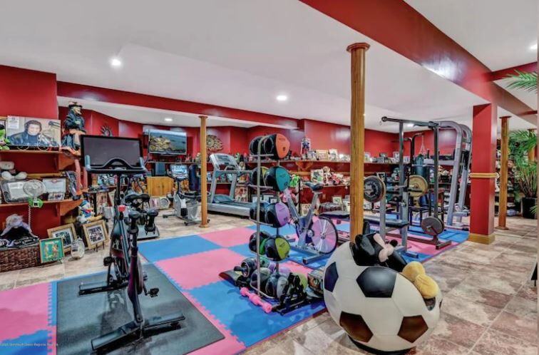 christmas mansion gym 11-27-20.JPG