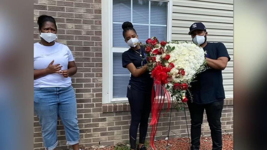 BREONNA TAYLOR  - WREATH AT APARTMENT - 5-25-2020  (1).jpg