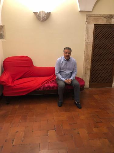 CALIPARI - VATICAN - PAPAL COUCH - COURTESY UKCOACHCALIPARI ON TWITTER 1.jpg
