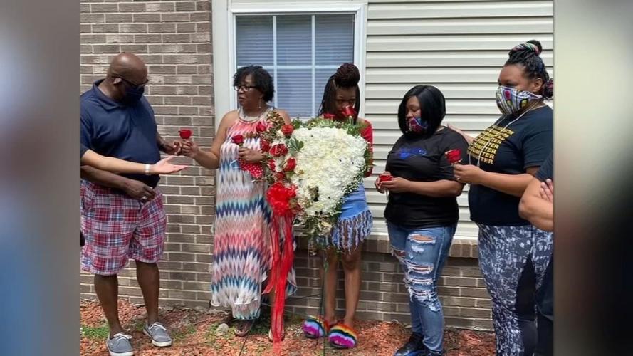 BREONNA TAYLOR  - WREATH AT APARTMENT - 5-25-2020  (2).jpg