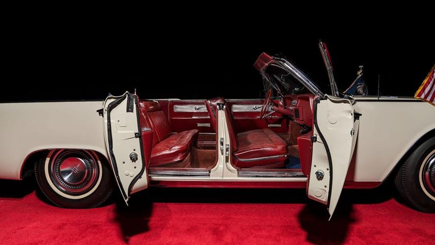 Lincoln Continental ridden in by Kennedy.jpg