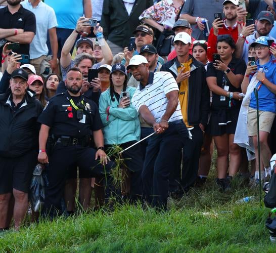 Tiger Woods chips on the 18th green.JPG