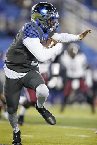 Kentucky quarterback Terry Wilson scrambles with the ball
