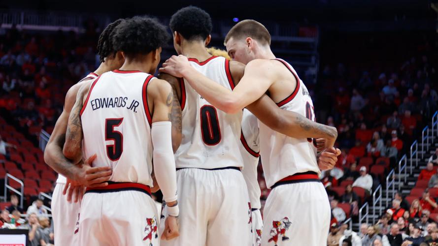 UL UTEP Louisville huddle