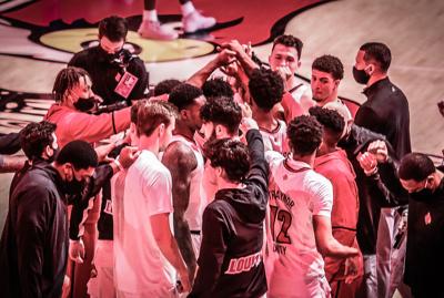 Louisville huddle