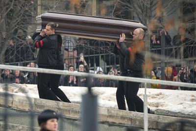 Mourners carry Navalny body