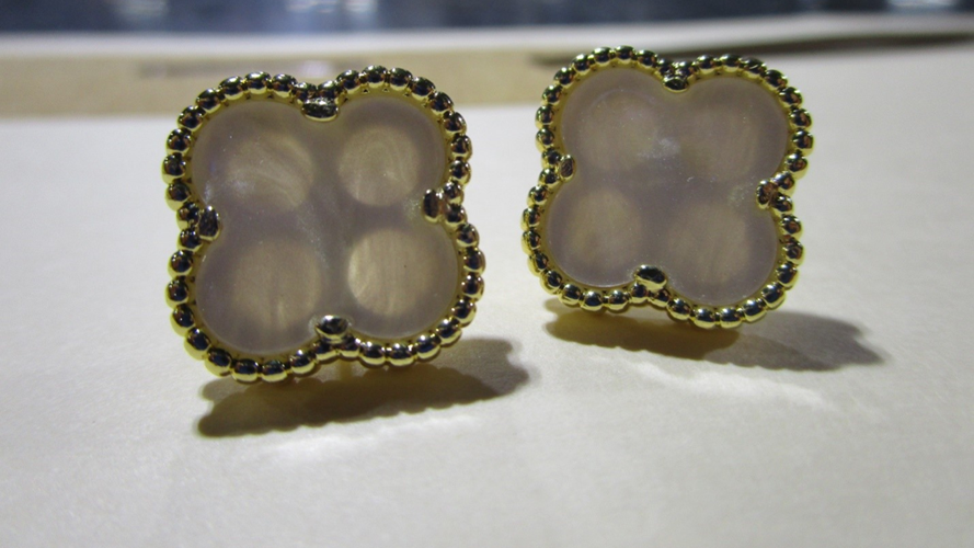 Fake Arpels Alhambra earrings