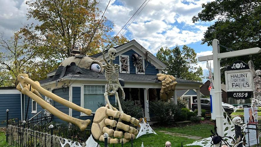 GIANT SKELETON HOUSE 10-29-21.jpg