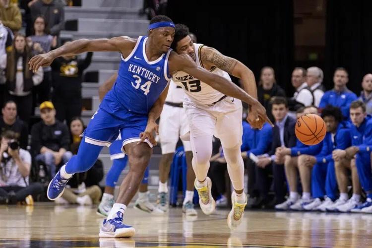 Kentucky's Oscar Tshiebwe collide.jpg