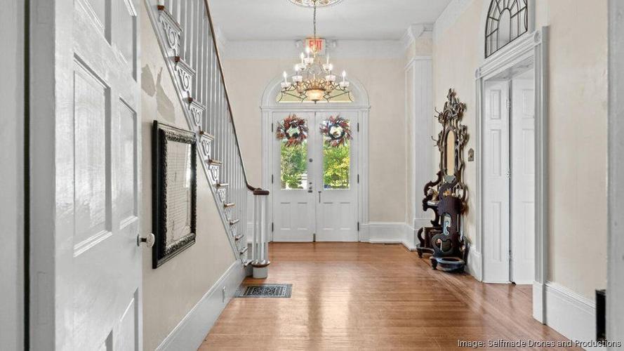 Bashford Manor Inn entryway.jpg