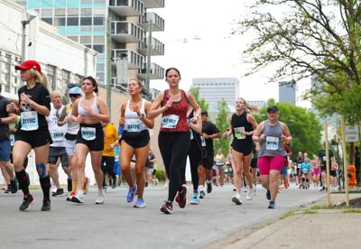 800 building behind the runners.JPG