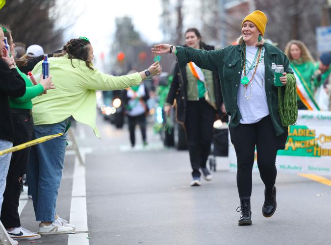 Parader hands over necklass.JPG