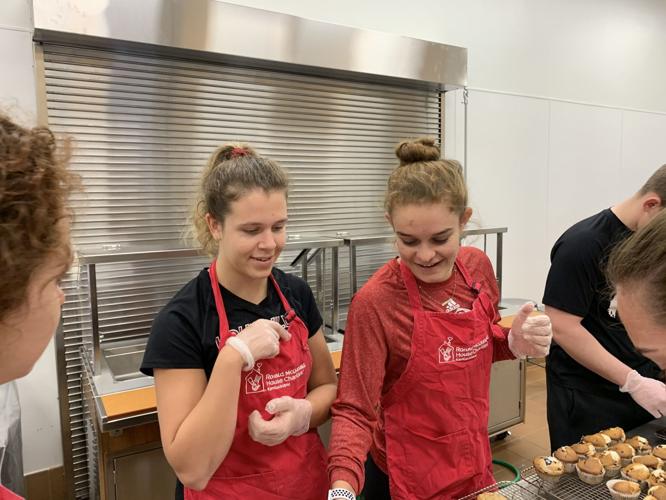 U of L athletes volunteer at Ronald McDonald House (Jan. 20, 2020)