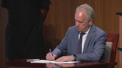 Mayor Fischer signs resolution