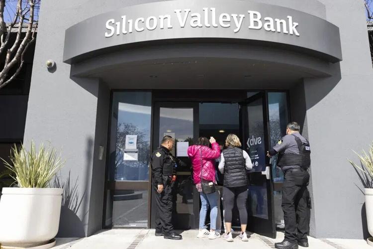 Security guards let individuals enter the Silicon Valley Bank.jpg