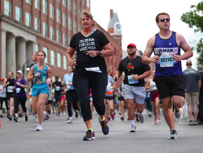 People run in marathon on downtown.JPG