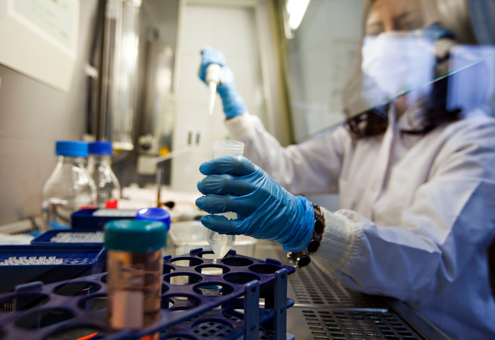 Scientist working in lab - Researchers - medical - laboratory