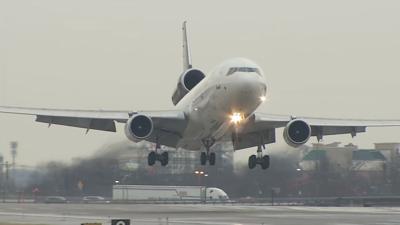 SDF - LOUISVILLE AIRPORT PLANE LANDING 12-27-18 .jpg