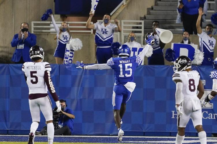 Kentucky linebacker Jordan Wright (15) returns an interception for a touchdown