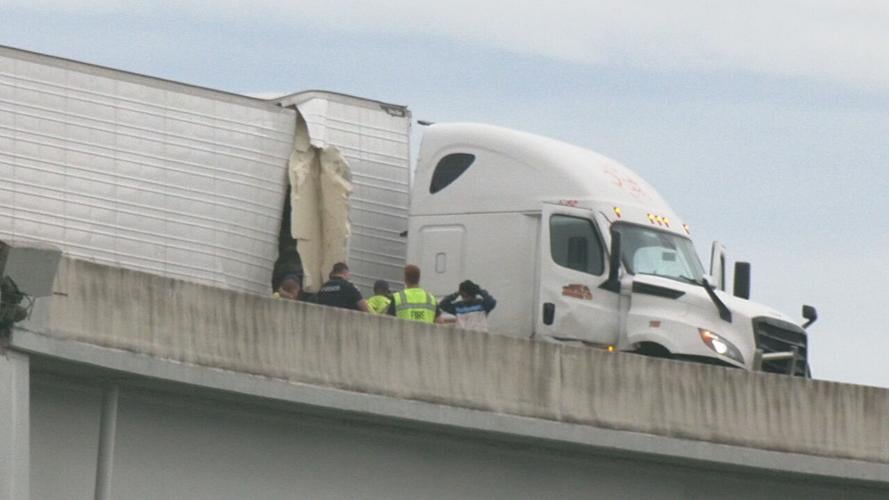 semi truck crashes on I-65S - 7.17.25