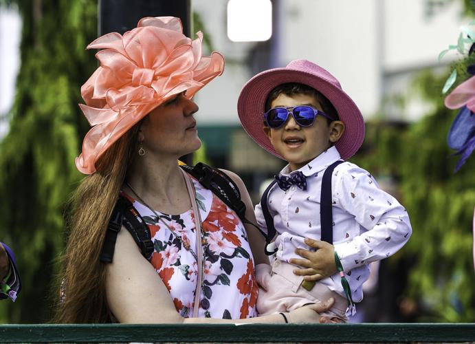 Kentucky Oaks Crowd