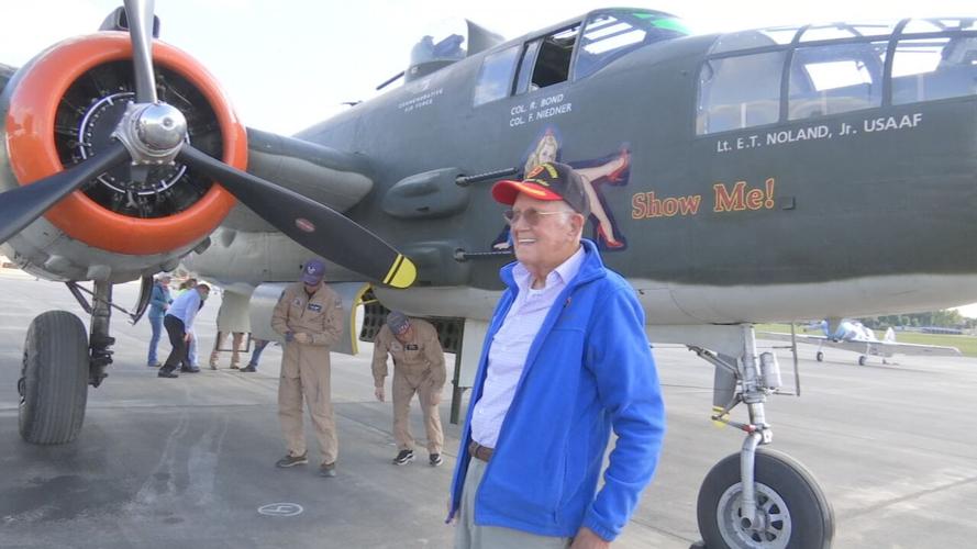 Kentucky WWII veteran stands in front of B-25 bomber