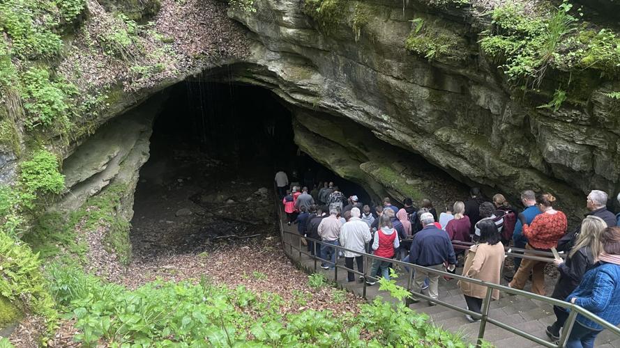 People walk into Mammoth Cave