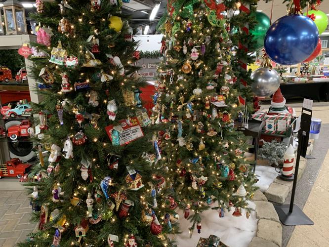 WALNUT RIDGE NURSERY - CHRISTMAS DECORATIONS WORKSHOP - TREES ELFS WREATHS KK - 11-17-2020  (9).JPG