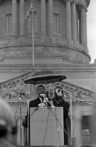 Martin Luther King Jr speaks at Kentucky capitol in 1964.JPG