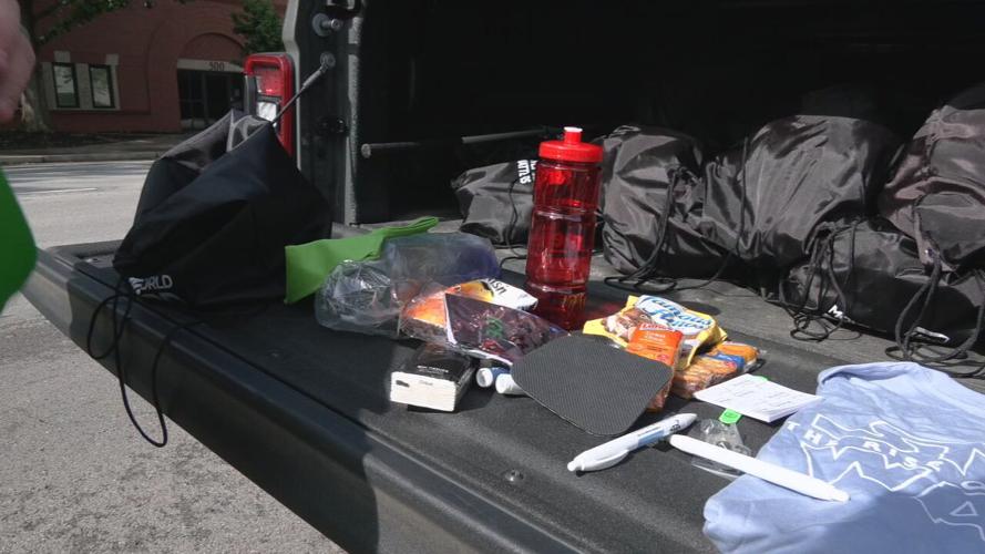 Veteran's Club gives out kits to homeless (2).jpeg