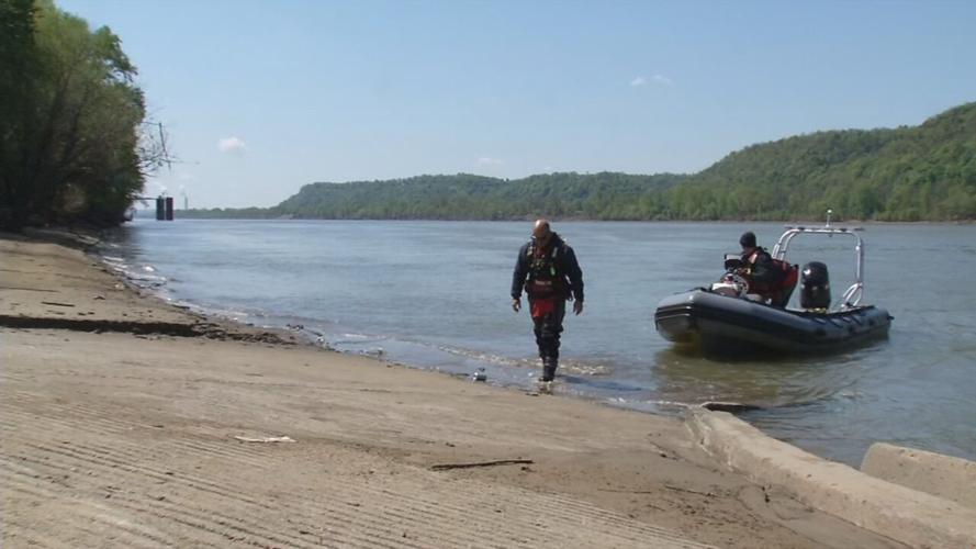 Search and rescue officials at the Ohio River looking for boaters