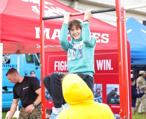 Pull up competition at Chow Wagon.JPG