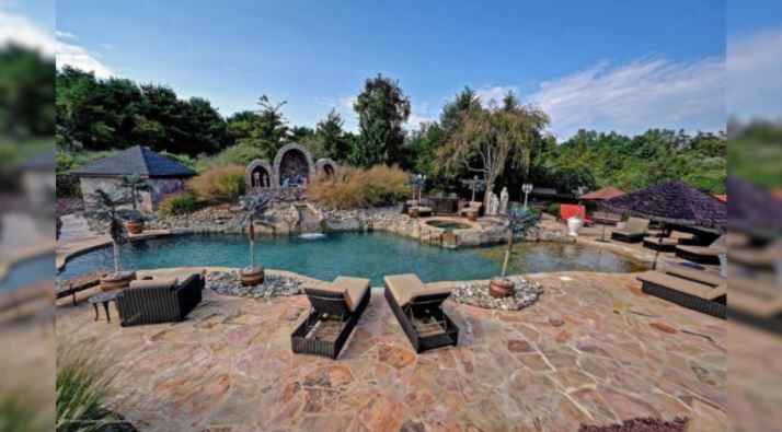 christmas mansion pool 11-27-20.JPG