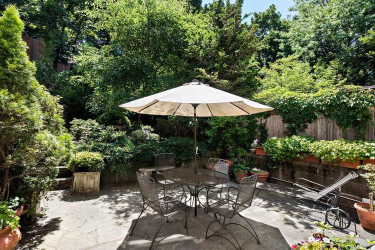Elaine's townhome 5 via listing.jpg