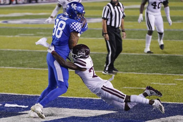 Kentucky tight end Keaton Upshaw (88) catches a touchdown pass
